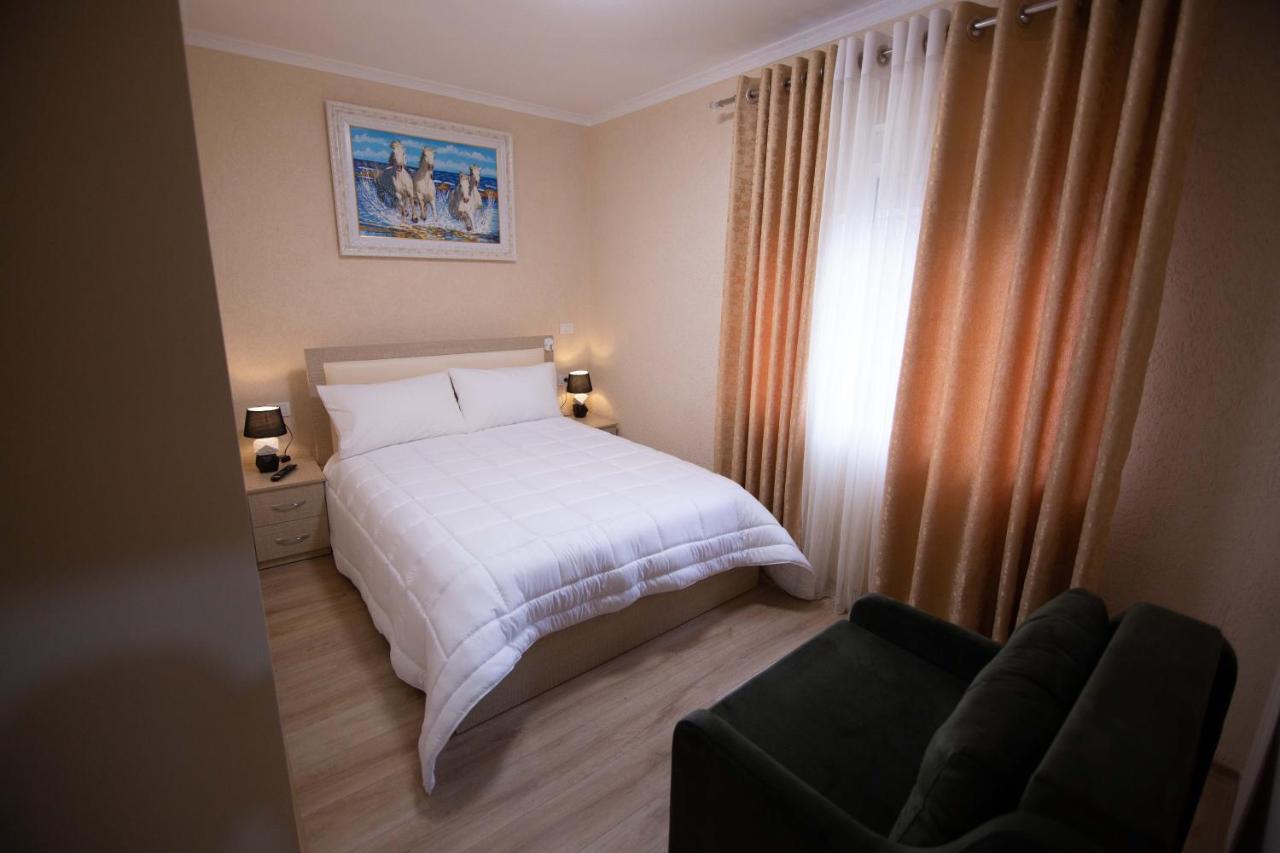 Vila Lika Hotel Korce Exterior foto