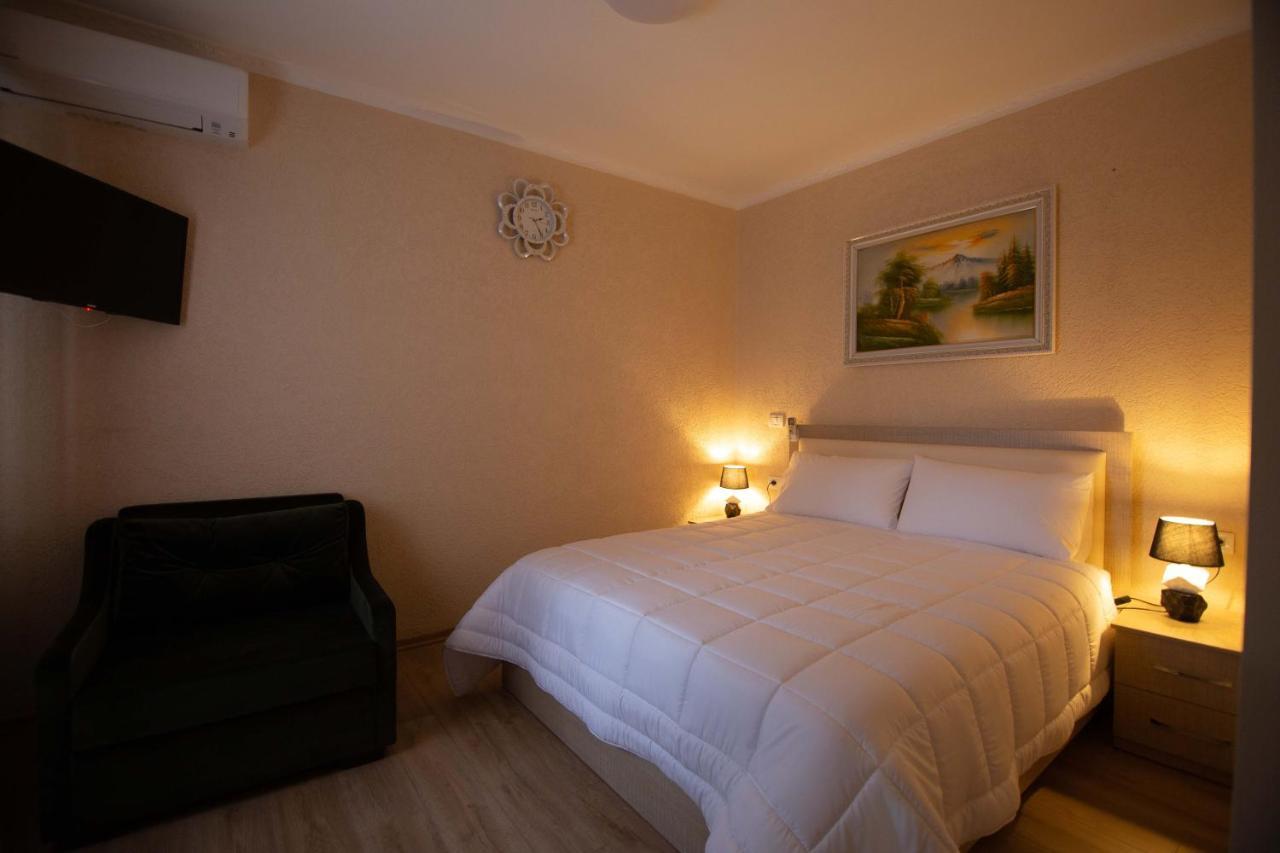 Vila Lika Hotel Korce Exterior foto