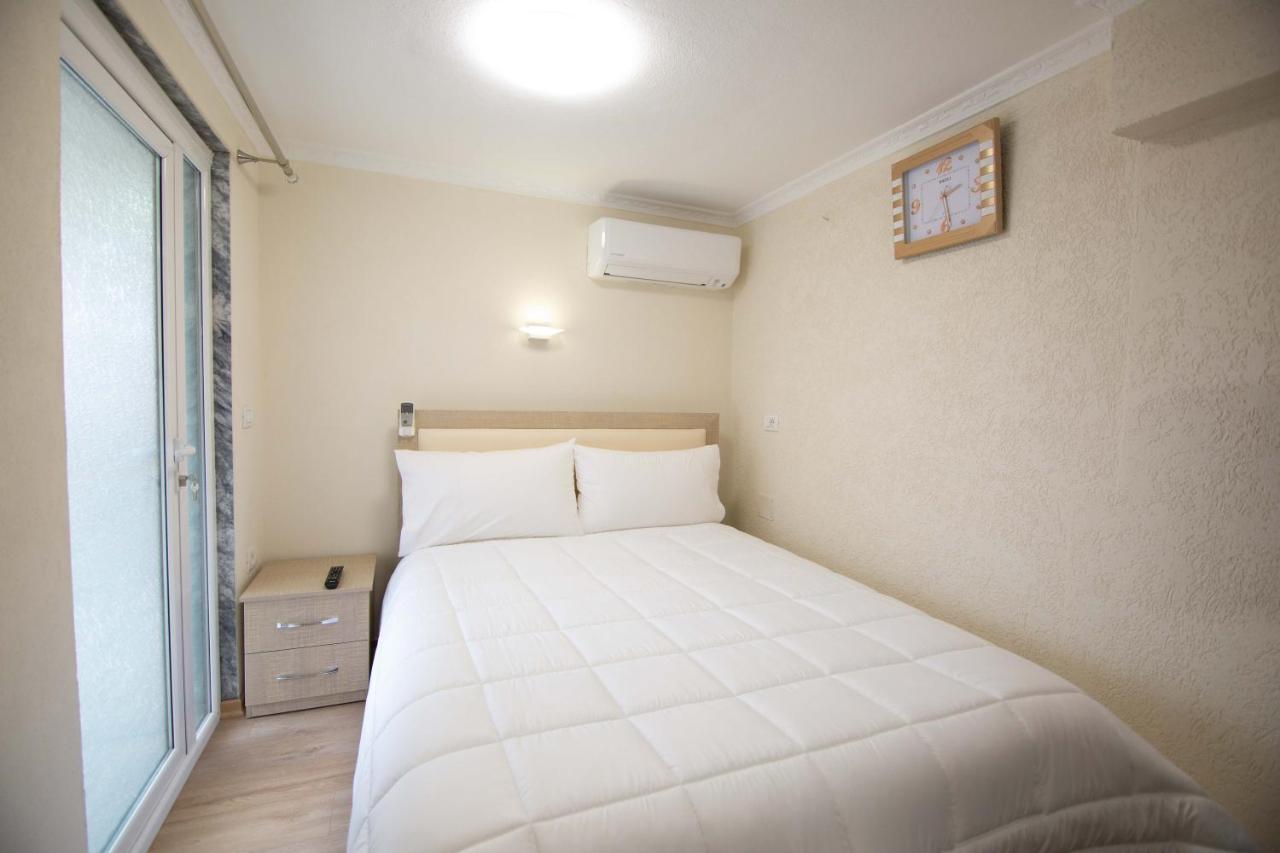 Vila Lika Hotel Korce Exterior foto
